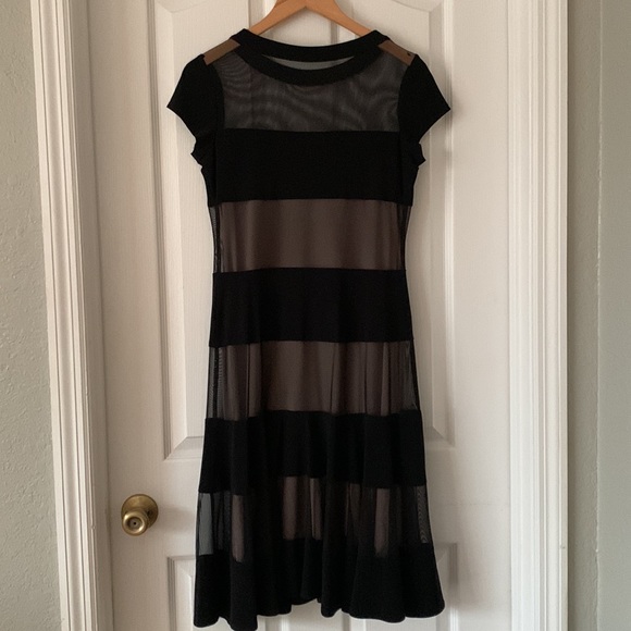 Black Dress. Size 6 - Picture 4 of 5